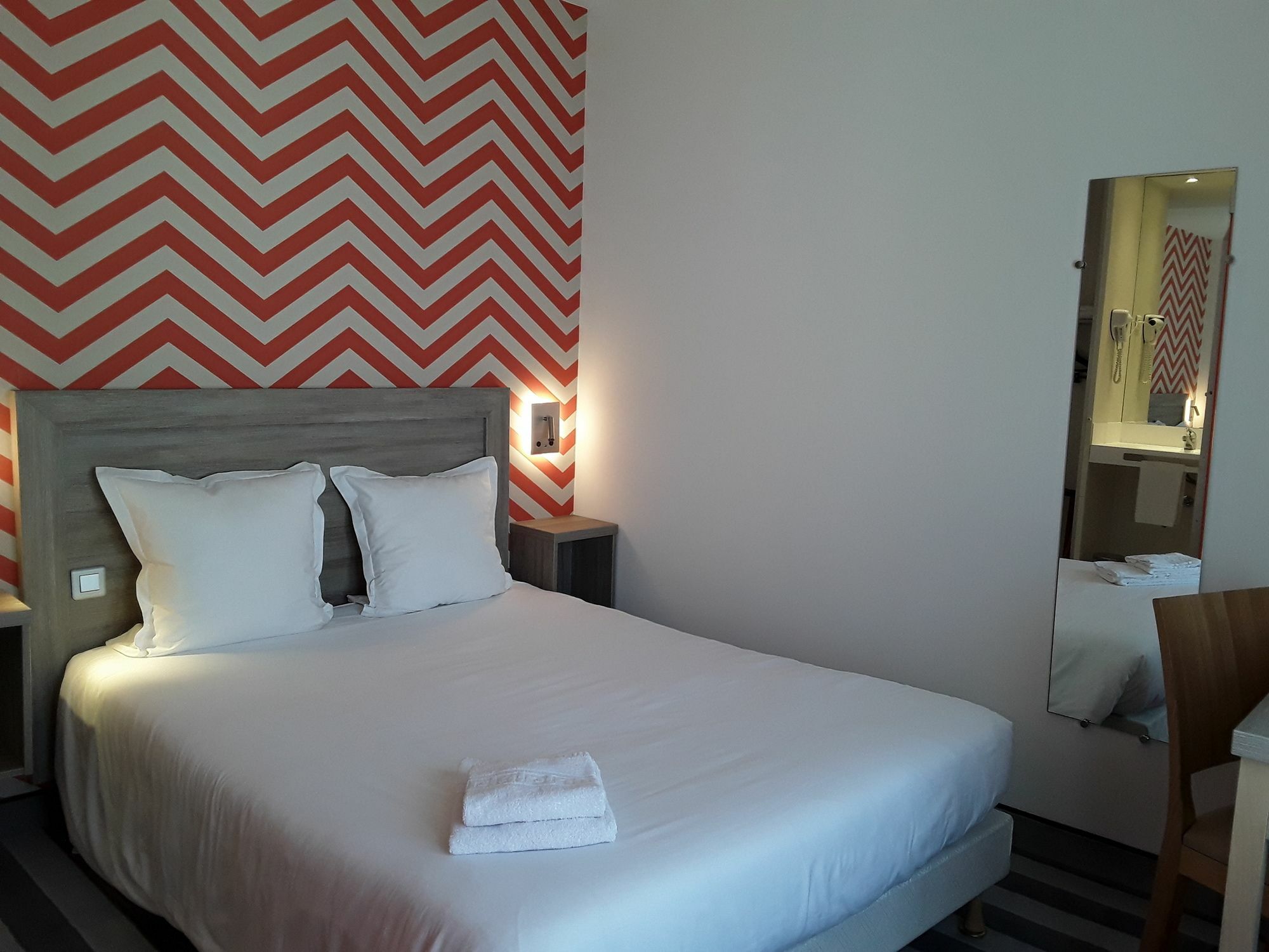 Logis Hotel De L'Europe Poitiers Zewnętrze zdjęcie